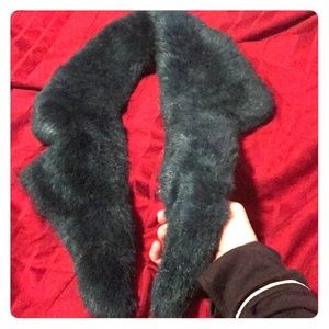Teal Faux fur collar wear on top any outfit to add more style & warmth. Lined